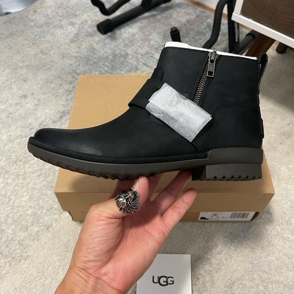 NIB Women’s Size 7 UGG Cheyne Zipper & Buckle Leather Ankle Boots In Black - Picture 4 of 13
